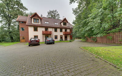 Karpacz 500: Fabriek, Gebouw, Lucht, Eigendom, Venster, Huis, Voertuig, Weg Oppervlak, Boom, Auto