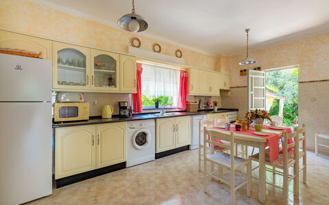 Isaurinda: Meubilair, Cabinetry, Gebouw, Countertop, Kamerplant, Lade, Stoel, Fornuis, Keuken, Toestel Van De Keuken
