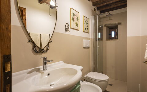 Villa Chio: Spiegel, Kraan, Loodgieterswerkinrichting, Wastafel In De Badkamer, Wastafel, Eigendom, Fotograaf, Fabriek, Badkamer, Purper