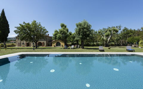 Villa Chio: Water, Lucht, Fabriek, Watervoorraden, Dag, Eigendom, Boom, Zwembad, Azure, Natuurlijk Landschap