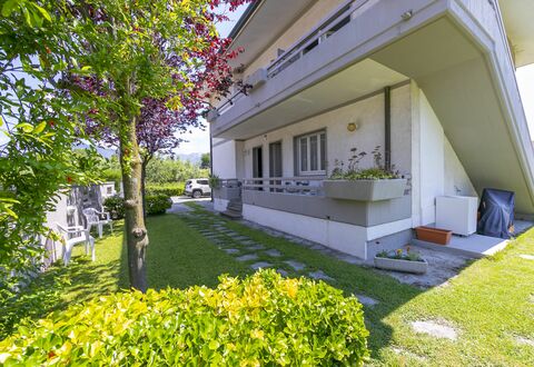 Pontremoli Apartments: Fabriek, Gebouw, Eigendom, Blad, Plantkunde, Gras, Boom, Schaduw, Stedelijk Ontwerp, Buurt