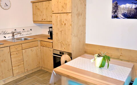 Wiesenhof: Cabinetry, Meubilair, Countertop, Tafel, Eigendom, Wit, Wastafel, Gebouw, Groen, Hout
