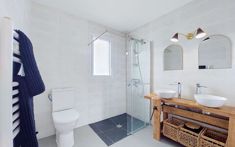 Les Lagons du Lividic: Loodgieterswerkinrichting, Badkamer, Flooring, Verdieping, Interieur Ontwerp, Wastafel, Toilet, Badkamerkast, Wastafel In De Badkamer, Kraan