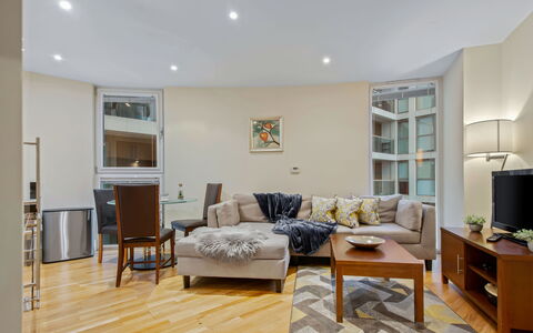 Canary Wharf 302: Meubilair, Interieur Ontwerp, Flooring, Verdieping, Bankstel, Muur, Hout, Plafond, Woonkamer, Kamer