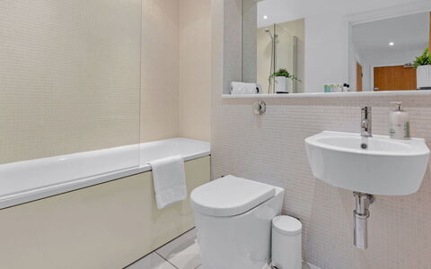 Canary Wharf 302: Badkamer, Interieur Ontwerp, Flooring, Loodgieterswerkinrichting, Verdieping, Toilet, Loodgieter, Bad, Kraan, Wastafel