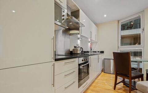 Canary Wharf 302: Flooring, Interieur Ontwerp, Countertop, Hout, Verdieping, Keuken, Toestel Van De Keuken, Meubilair, Cabinetry, Plafond