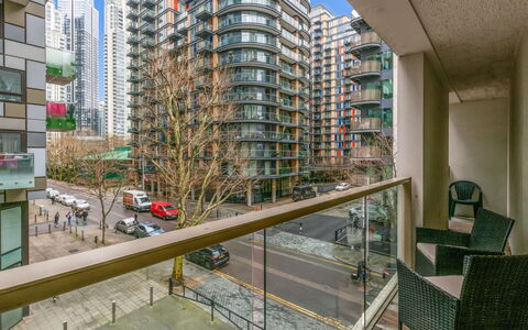 Canary Wharf 302: Struik, Tuin, Woongebied, Plantengemeenschap, Land Lot, Groundcover, Landscaping, Backyard, Werf