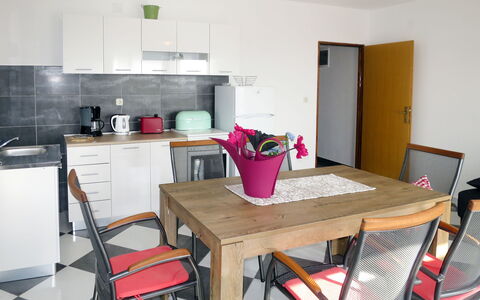 Tomislav: Tafel, Meubilair, Eigendom, Stoel, Cabinetry, Countertop, Interieur Ontwerp, Verlichting, Hout, Flooring