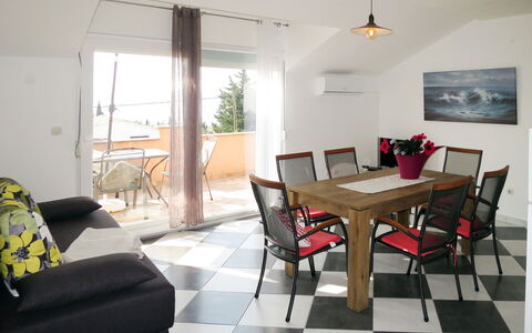 Tomislav: Tafel, Meubilair, Eigendom, Stoel, Gebouw, Hout, Interieur Ontwerp, Rechthoek, Flooring, Woonkamer