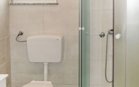 Tomislav: Loodgieterswerkinrichting, Eigendom, Fotograaf, Wc Bril, Wit, Badkamer, Toilet, Purper, Interieur Ontwerp