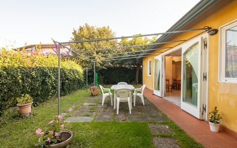 Villa Isola: Fabriek, Lucht, Meubilair, Venster, Bloempot, Gebouw, Bloem, Stoel, Kamerplant, Gras