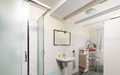 Villa Isola: Spiegel, Kraan, Wastafel, Loodgieterswerkinrichting, Eigendom, Wastafel In De Badkamer, Gebouw, Badkamer, Verlichting, Interieur Ontwerp