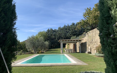 Villa Adelfa: Fabriek, Water, Lucht, Wolk, Land Lot, Gras, Schaduw, Rechthoek, Boom, Zwembad