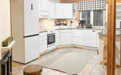 Tahkontupa: Keuken, Interieur Ontwerp, Toestel Van De Keuken, Countertop, Flooring, Cabinetry, Hout, Meubilair, Major Appliance, Plafond