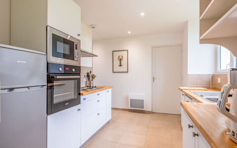 Maison Sainte Claire: Cabinetry, Eigendom, Meubilair, Countertop, Gebouw, Lade, Keuken, Toestel Van De Keuken, Hout, Fornuis