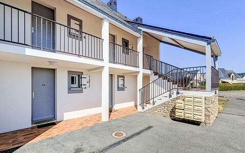 Belle Vue Mer et Piscine: Facade, Woongebied, Huis, Deur, Samengesteld Materiaal, Balkon, Beton, Helling, Schaduw, Leuning