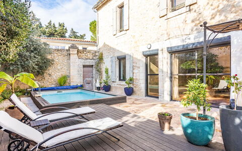 Le Mas Provençal: Fabriek, Gebouw, Meubilair, Eigendom, Venster, Lucht, Bloempot, Kamerplant, Azure, Blauw