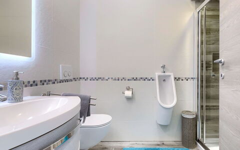 Villa Amaii: Eigendom, Loodgieterswerkinrichting, Kraan, Badkamer, Purper, Blauw, Wastafel In De Badkamer, Gebouw, Interieur Ontwerp, Flooring