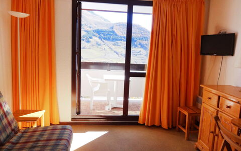 Chalets du Soleil: Gordijn, Kamer, Venster Behandeling, Interieur Ontwerp, Meubilair, Eigendom, Raambekleding, Bed, Slaapkamer, Textiel
