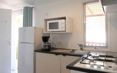 Happy Premium 604.2: Gootsteen, Cabinetry, Eigendom, Wastafel, Venster, Toestel Van De Keuken, Countertop, Kraan, Gasfornuis, Keuken