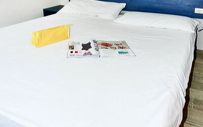 Happy Easy 680.1: Meubilair, Bed Frame, Rechthoek, Hout, Verdieping, Flooring, Bed, Hardwood, Cabinetry, Slaapkamer