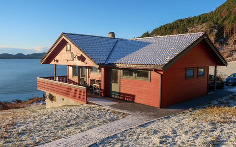 Bakkafall: Lucht, Water, Eigendom, Venster, Hout, Huis, Gebouw, Berg, Verblijf, Helling