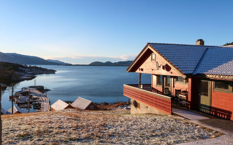 Bakkafall: Water, Lucht, Gebouw, Azure, Hoogland, Berg, Venster, Hout, Wolk, Huis