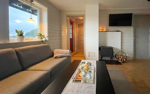 Bakkafall: Meubilair, Bankstel, Eigendom, Gebouw, Tafel, Comfort, Interieur Ontwerp, Architectuur, Huis, Flooring