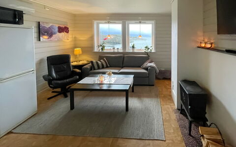 Bakkafall: Bankstel, Meubilair, Eigendom, Tafel, Gebouw, Stoel, Comfort, Kamerplant, Verlichting, Interieur Ontwerp