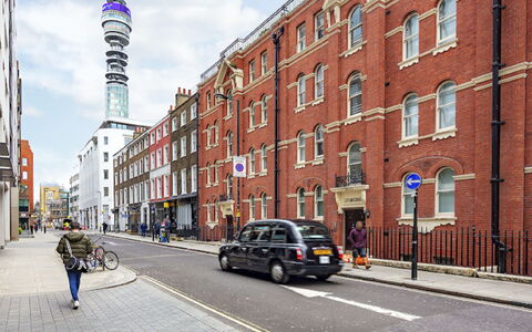 Cleveland Apartments: Auto, Gebouw, Lucht, Dag, Wolk, Venster, Wiel, Voertuig