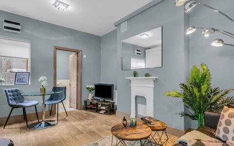 Cleveland Apartments: Meubilair, Interieur Ontwerp, Flooring, Verdieping, Muur, Hout, Plafond, Huis, Kamer, Woonkamer