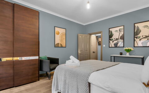 Cleveland Apartments: Meubilair, Interieur Ontwerp, Bed, Slaapkamer, Verdieping, Flooring, Bedding, Hout, Laken, Kamer