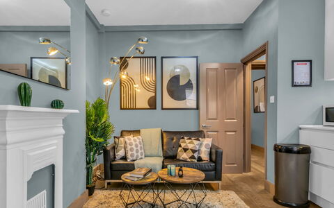 Cleveland Apartments: Meubilair, Interieur Ontwerp, Flooring, Verdieping, Muur, Kamer, Hout, Plafond, Lichte Inrichting, Woonkamer