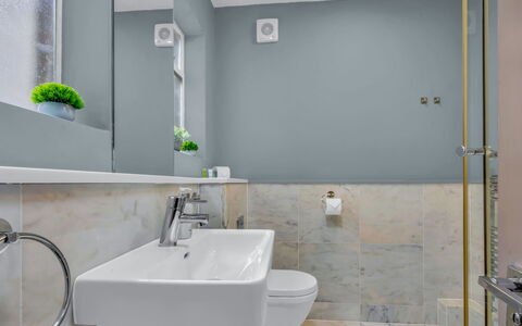 Cleveland Apartments: Badkamer, Loodgieterswerkinrichting, Muur, Flooring, Interieur Ontwerp, Wastafel, Verdieping, Kraan, Toilet, Loodgieter