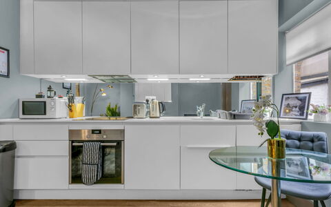 Cleveland Apartments: Toestel Van De Keuken, Keuken, Countertop, Meubilair, Cabinetry, Interieur Ontwerp, Major Appliance, Flooring, Lichte Inrichting, Hout