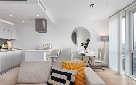 Avant-Garde, Shoreditch: Meubilair, Fabriek, Bankstel, Fotolijst, Comfort, Tafel, Woonkamer, Verlichting, Interieur Ontwerp, Architectuur