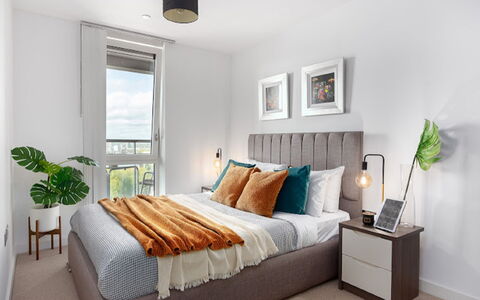 Avant-Garde, Shoreditch: Meubilair, Eigendom, Fotolijst, Groen, Comfort, Venster, Hout, Azure, Verlichting, Textiel