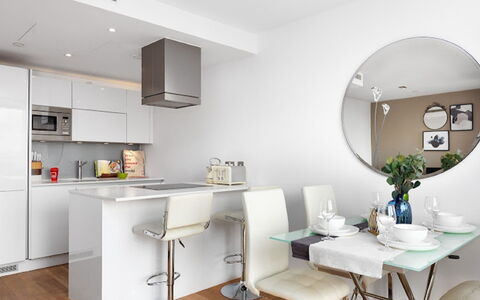 Avant-Garde, Shoreditch: Meubilair, Tafel, Eigendom, Stoel, Verlichting, Interieur Ontwerp, Flooring, Fabriek, Verdieping