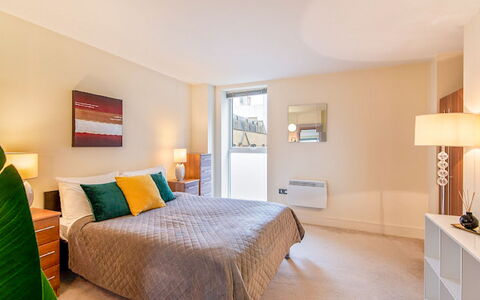 Great Suffolk Street, Waterloo: Meubilair, Eigendom, Comfort, Cabinetry, Hout, Venster, Schaduw, Interieur Ontwerp, Lamp, Verdieping