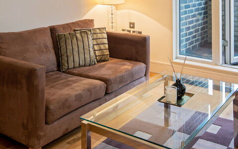 Great Suffolk Street, Waterloo: Bankstel, Meubilair, Tafel, Gebouw, Hout, Lamp, Comfort, Venster, Woonkamer, Interieur Ontwerp