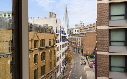 Great Suffolk Street, Waterloo: Lucht, Gebouw, Venster, Wolk, Blok Van De Toren, Stedelijk Ontwerp, Buurt, Condominium, Weg Oppervlak, Stad