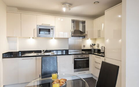 Great Suffolk Street, Waterloo: Cabinetry, Countertop, Toestel Van De Keuken, Fornuis, Keuken, Wastafel, Kraan, Gootsteen, Gebouw, Verlichting