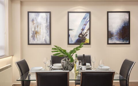 London City 303: Meubilair, Interieur Ontwerp, Flooring, Verdieping, Tafel, Hout, Plafond, Stoel, Kamer, Bankstel
