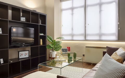 London City 303: Meubilair, Interieur Ontwerp, Flooring, Verdieping, Tafel, Hout, Plafond, Stoel, Kamer, Bankstel