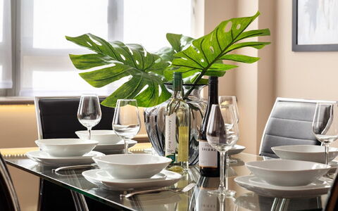 London City 303: Meubilair, Interieur Ontwerp, Flooring, Verdieping, Tafel, Hout, Plafond, Stoel, Kamer, Bankstel