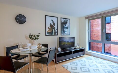 Sir Jl: Fotolijst, Meubilair, Fabriek, Eigendom, Bankstel, Tafel, Venster, Hout, Woonkamer, Gebouw