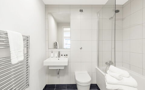 Sir Jl: Spiegel, Loodgieterswerkinrichting, Gebouw, Kraan, Wastafel, Badkamer, Purper, Architectuur, Flooring