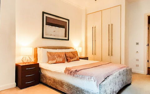 Discovery Dock: Meubilair, Gebouw, Comfort, Hout, Cabinetry, Bed Frame, Flooring, Interieur Ontwerp, Bed, Verdieping