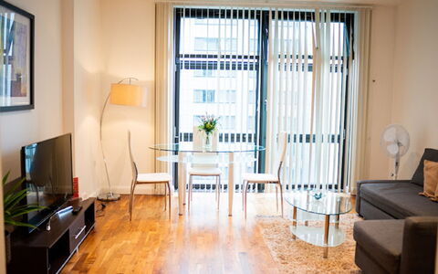 Discovery Dock: Meubilair, Eigendom, Bankstel, Venster, Azure, Hout, Gebouw, Fotolijst, Interieur Ontwerp