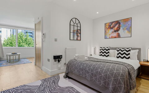 Indescon Studio: Meubilair, Bed, Interieur Ontwerp, Verdieping, Flooring, Slaapkamer, Laken, Bedding, Hout, Kamer